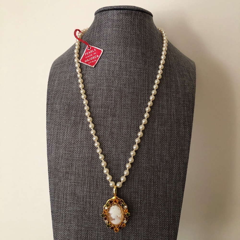 HOBE Vintage Rare carved shell cameo Enhancer on Majorca Pearl NECKLACE w/ Label